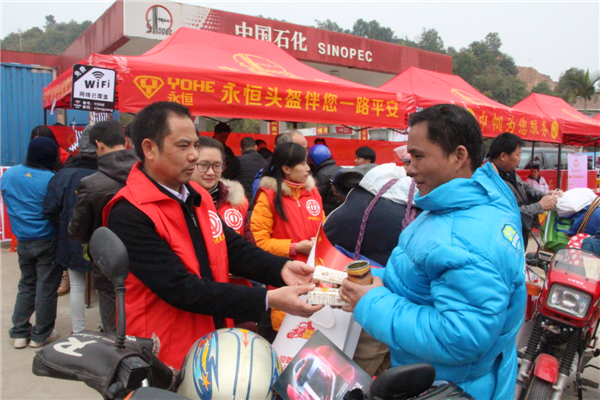 市總工會(huì)副主席慰問(wèn)返鄉(xiāng)農(nóng)民工