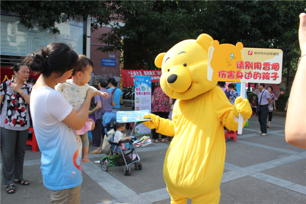 5月29日，梧州市婦幼保健院到潘塘公園參與衛(wèi)生系統(tǒng)開展的世界無煙日宣傳活動，該院醫(yī)務(wù)人員扮成可愛的卡通造型，呼吁市民為孩