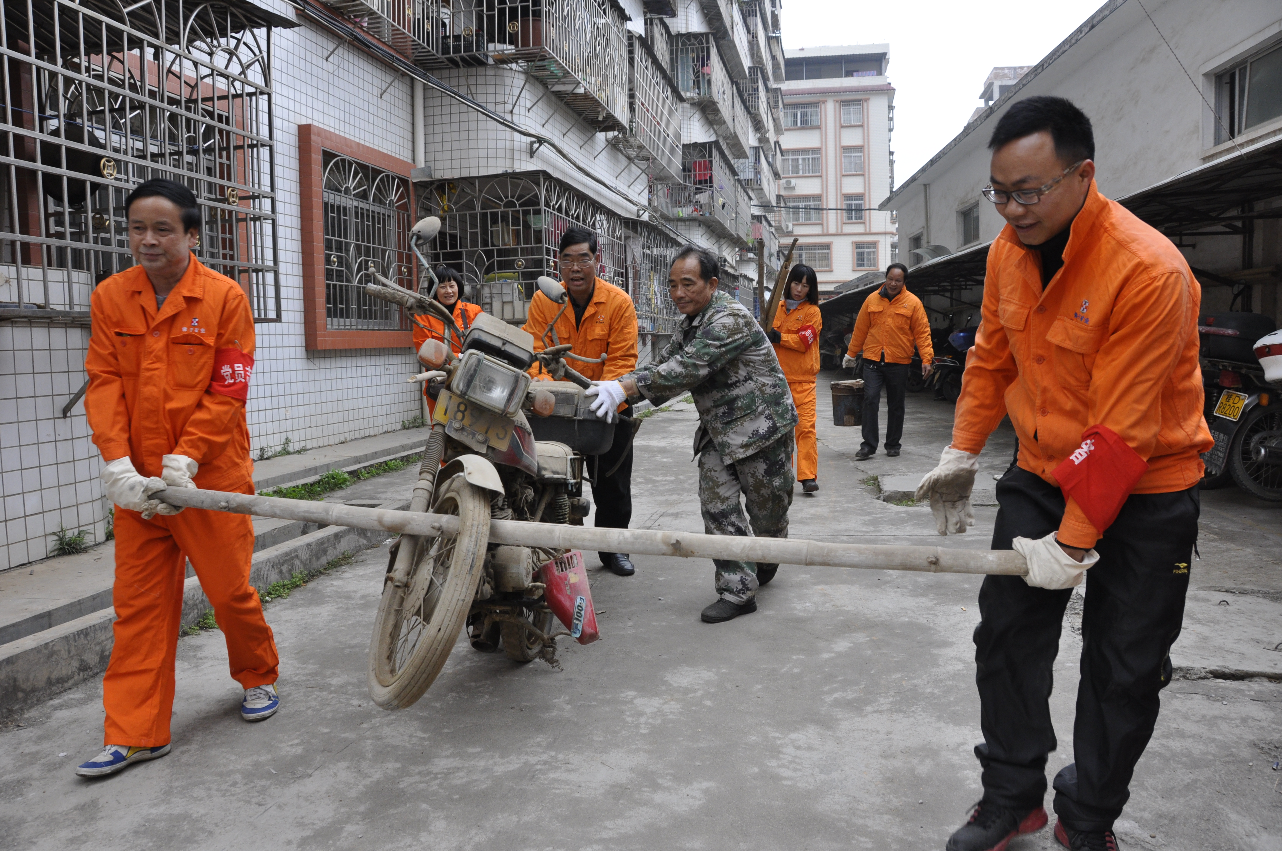 佛子公司開展清理廢舊摩托車、自行車、生活垃圾志愿者服務(wù)活動(dòng)