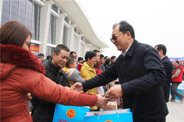 自治區(qū)人大常委會(huì)副主任、總工會(huì)主席王躍飛為返鄉(xiāng)農(nóng)民工贈(zèng)送新春大禮包.jpg