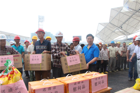 梧州市總工會黨組書記、常務副主席為在建體育場農(nóng)民工送清涼.JPG