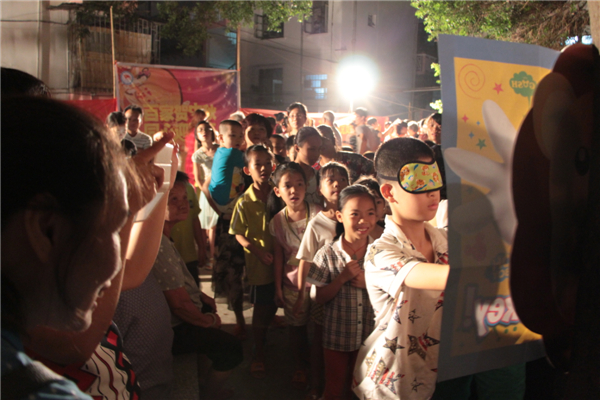 在中秋節(jié)來臨之際，為進(jìn)一步拓展“雙報(bào)到”活動(dòng)，踐行“兩學(xué)一做”學(xué)習(xí)教育，關(guān)愛社區(qū)職工群眾，營造歡樂祥和的節(jié)日氛圍，梧州市