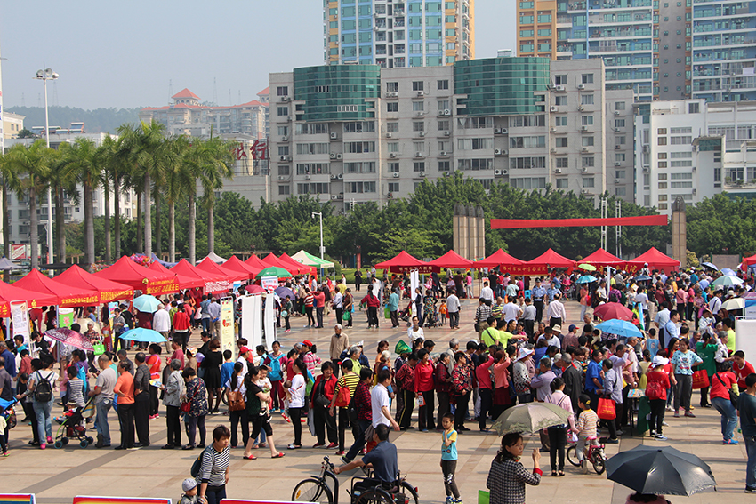 市總工會(huì)舉辦慶五一“中國(guó)夢(mèng)，勞動(dòng)美”服務(wù)職工廣場(chǎng)活動(dòng)(圖文)