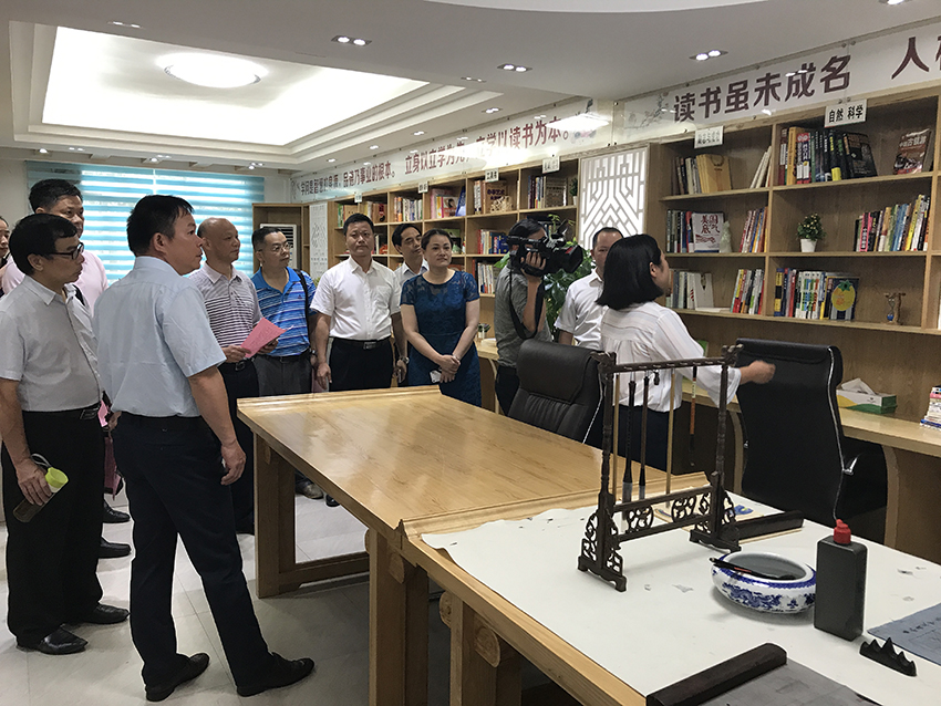 6-與會(huì)人員觀摩岑溪農(nóng)村商業(yè)銀行職工書屋.JPG