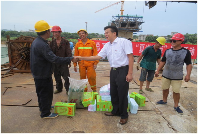 藤縣人大副主任、總工會(huì)主席陳淼東在衫花根大橋建設(shè)工地開(kāi)展“夏送清涼”慰問(wèn)活動(dòng).jpg
