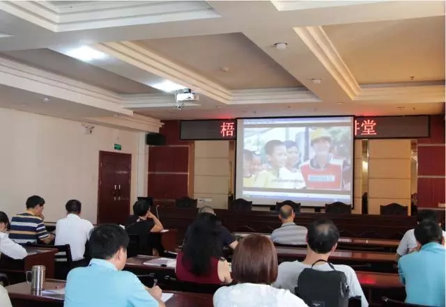 結(jié)合黨員活動日開展創(chuàng)建“美好社區(qū)”活動