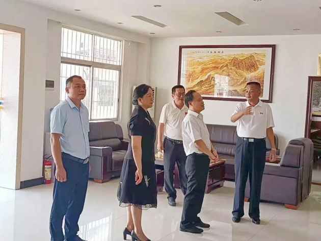 市總工會領(lǐng)導到岑溪市調(diào)研產(chǎn)業(yè)工人隊伍建設(shè)工作并為基層工會干部上黨課