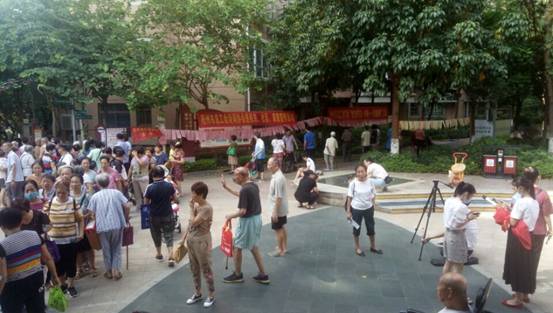 2021年9月17日市總工會聯(lián)合職工燈謎協(xié)會來到藍(lán)天港灣小區(qū)舉辦&ldquo;我們的節(jié)日.中秋&rdquo;燈謎展猜及詩詞協(xié)會進(jìn)機(jī)關(guān)、社區(qū)、家庭宣傳活動4