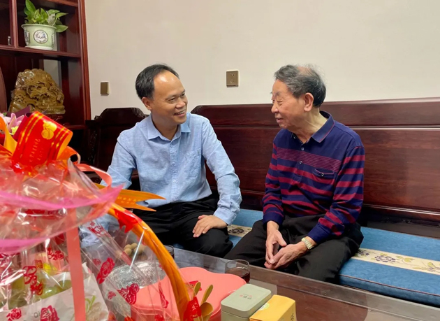 秋意濃，情意真，重陽(yáng)慰問(wèn)暖人心