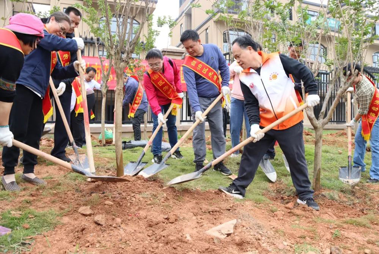 弘揚(yáng)勞模精神、勞動(dòng)精神、工匠精神！梧州勞模工匠義務(wù)植樹(shù)迎“五一”