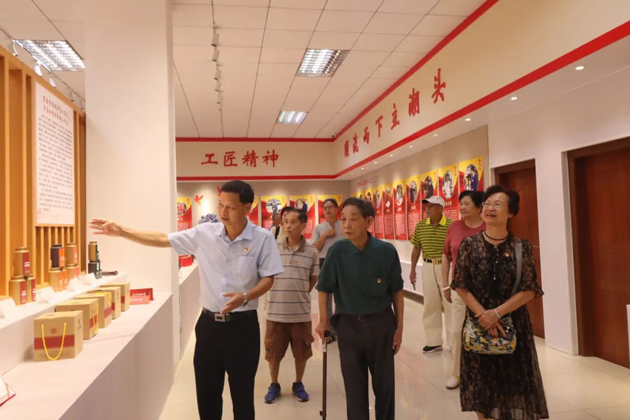 退休不褪色，丹心永向黨丨市總工會(huì)退休黨支部開(kāi)展主題黨日活動(dòng)