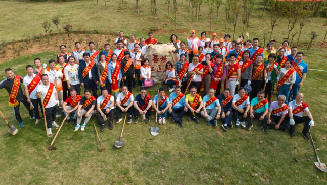 且趁春風(fēng)添新綠  勞模工匠植樹忙