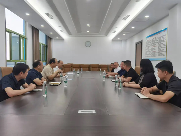 市總工會(huì)調(diào)研組到翅冀鋼鐵調(diào)研工會(huì)工作