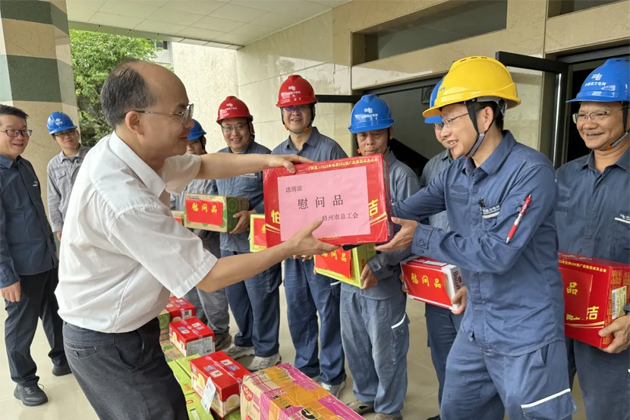 梧州市總工會(huì)聯(lián)合南方電網(wǎng)超高壓公司梧州局開(kāi)展送清涼慰問(wèn)活動(dòng)
