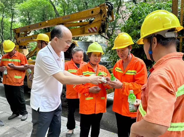 清涼驅暑熱，關懷沁人心丨梧州市總工會與愛心企業(yè)為艱苦崗位一線職工送清涼