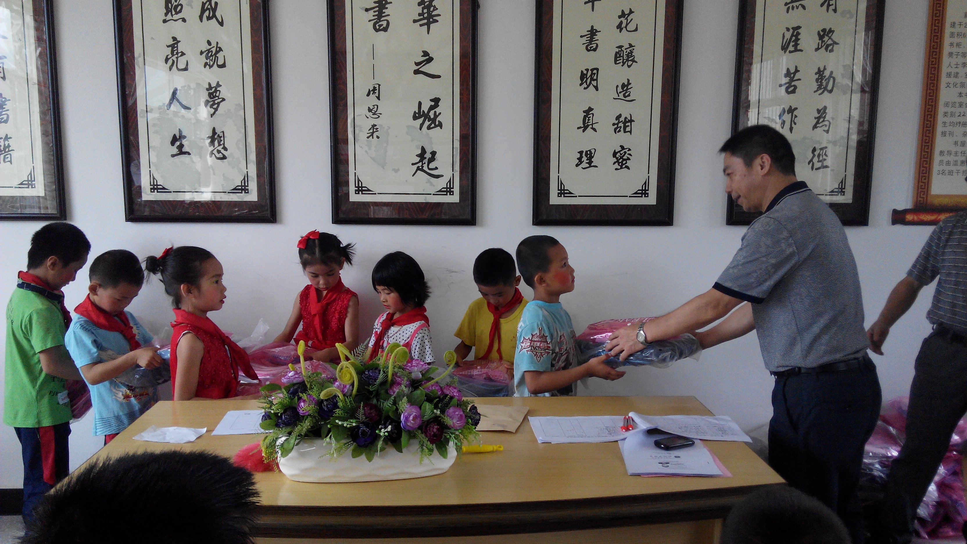 蒙山縣總工會(huì)慰問留守兒童