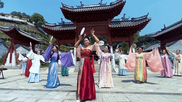 聽，梧州學(xué)院的教職工演繹《禮儀之邦》向祖國73周年華誕獻禮