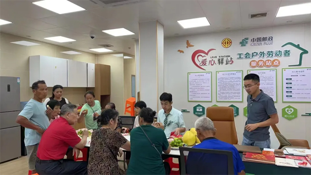 把思念和祝福郵回家丨藤縣郵政工會(huì)驛站開(kāi)展外出務(wù)工人員免費(fèi)郵寄月餅暨積分兌月餅活動(dòng)