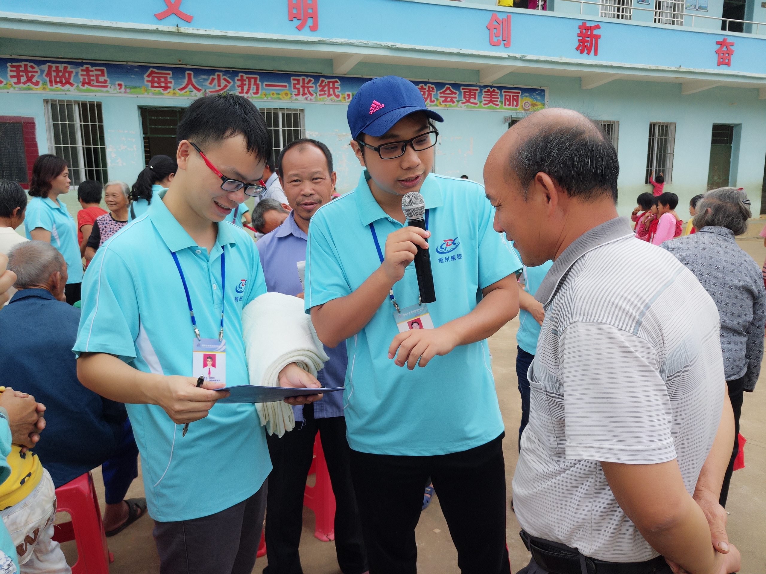 2016年10月14日市疾控中心工作人員在進(jìn)行有獎(jiǎng)問(wèn)答環(huán)節(jié)，與村民們互動(dòng)。（陸紅玉  攝）.jpg