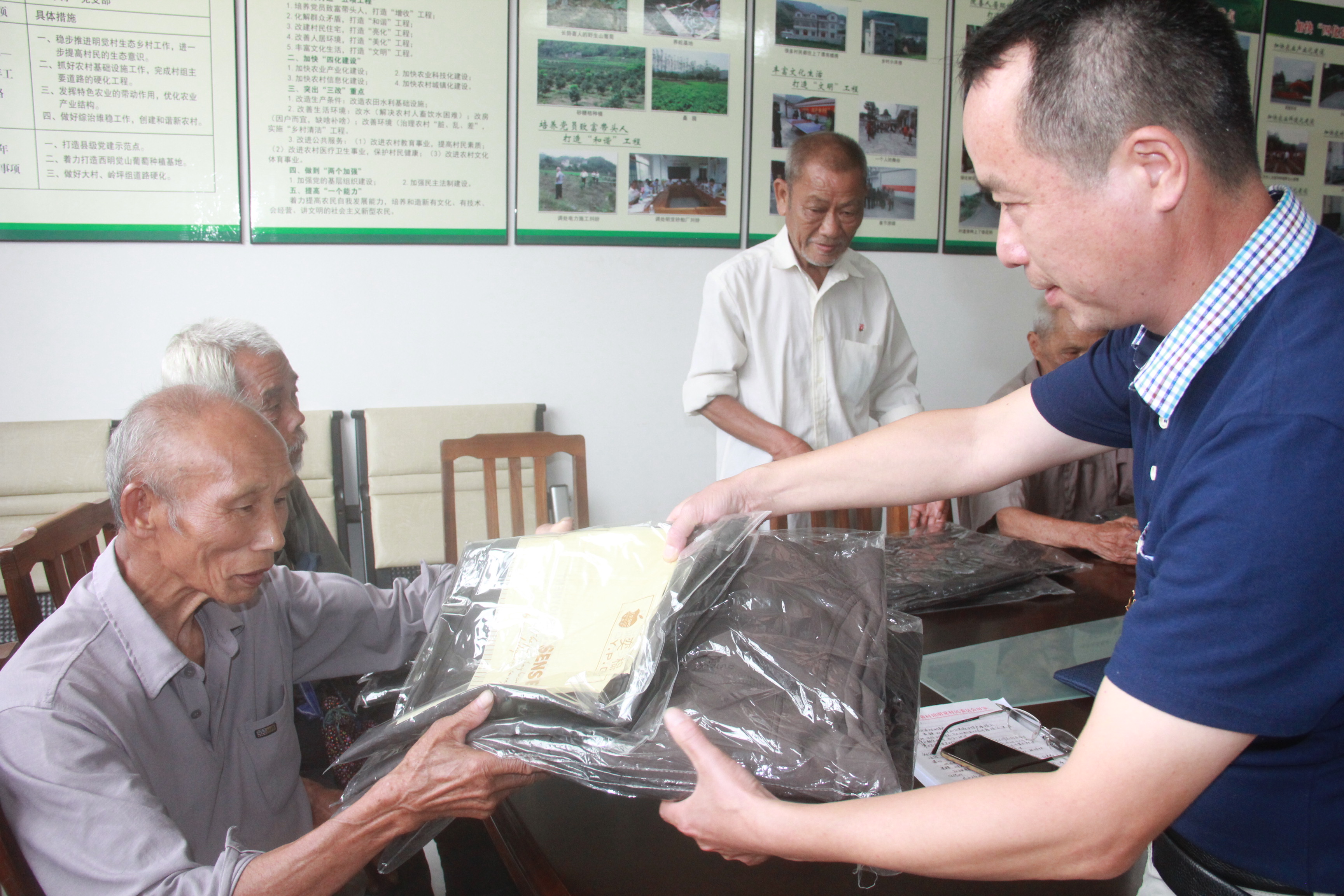 蒙山縣總工會(huì)黨員活動(dòng)日解民憂