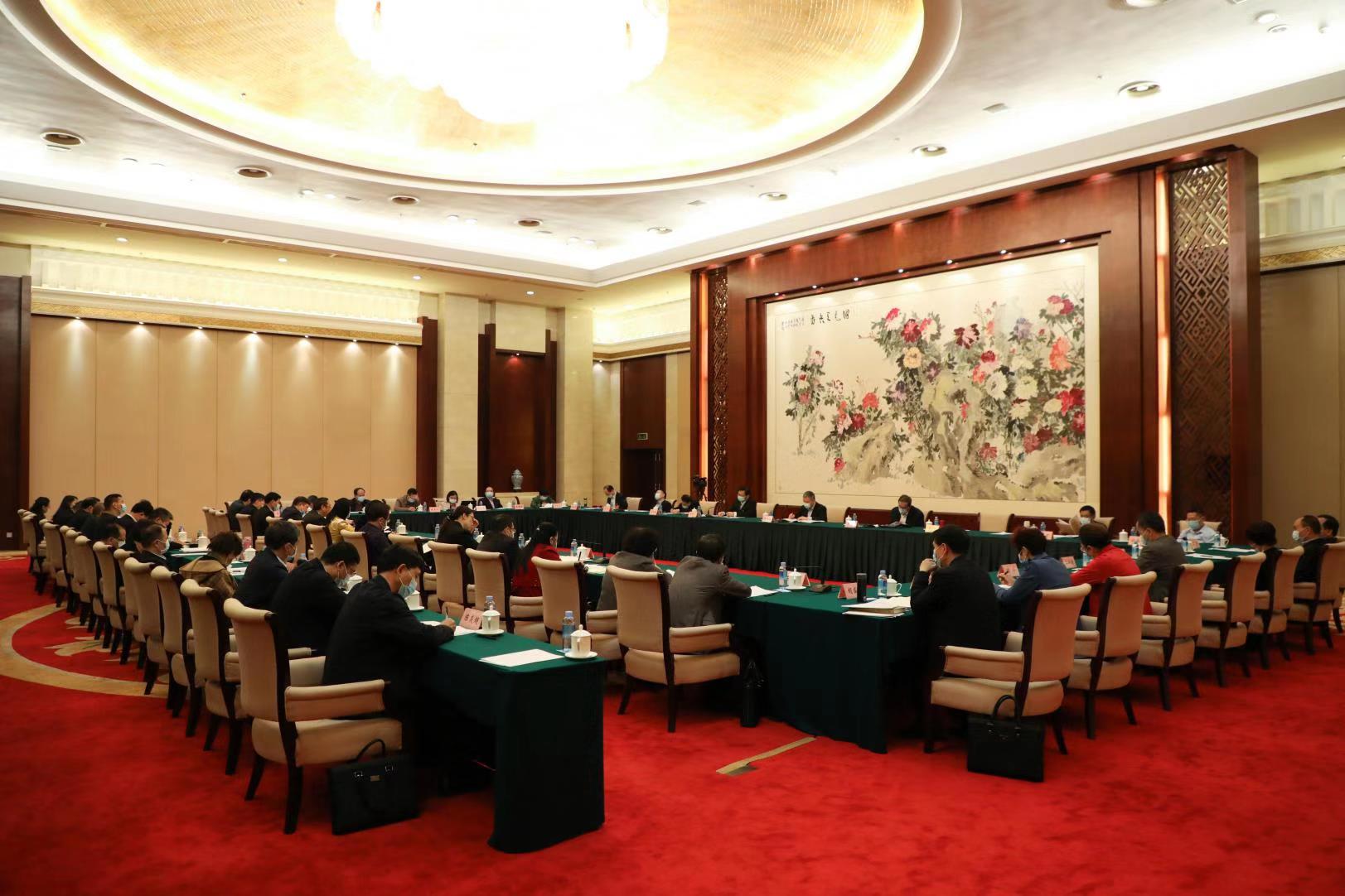 自治區(qū)政協(xié)十二屆四次會(huì)議召開期間，工會(huì)界別委員結(jié)合工作實(shí)際，積極建言獻(xiàn)策——