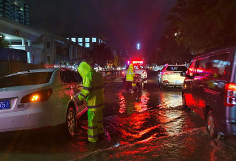 【致敬勞動者】暴雨來襲 他們晝夜奮戰(zhàn)護平安