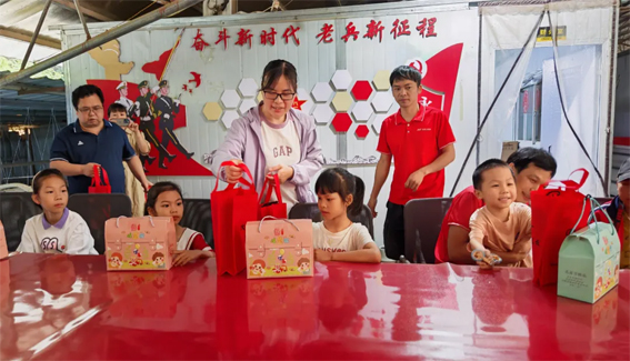 藤縣總工會(huì)開(kāi)展“六一暖童心 關(guān)愛(ài)護(hù)成長(zhǎng)”系列慰問(wèn)活動(dòng)，為300余名特殊群體兒童送溫暖