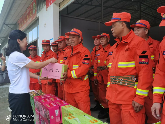 龍圩區(qū)總工會(huì)開展送清涼活動(dòng)