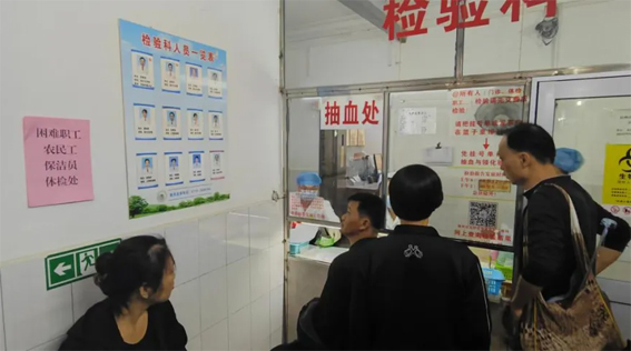 龍圩區(qū)總工會為困難職工、農(nóng)民工等群體人員開展免費體檢活動